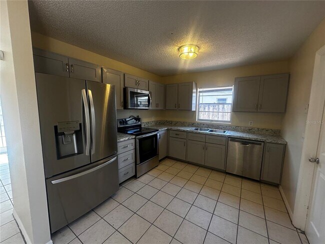 Building Photo - 1810 NE 29th Pl