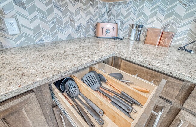 Building Photo - Eastside area for  Short or Long Term Rental(Completely Furnished) Beautiful 4 bed/2.5 baths