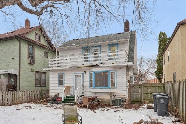 Building Photo - 661 Surrey Ave E