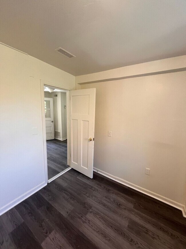 Building Photo - 2026/2027 JHU Homewood Off-Campus 6bd/3ba house w/ W/D. Available 6/6/2026