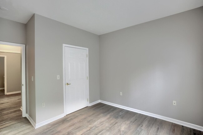 Building Photo - Completely Updated FIRST FLOOR Condo For L...