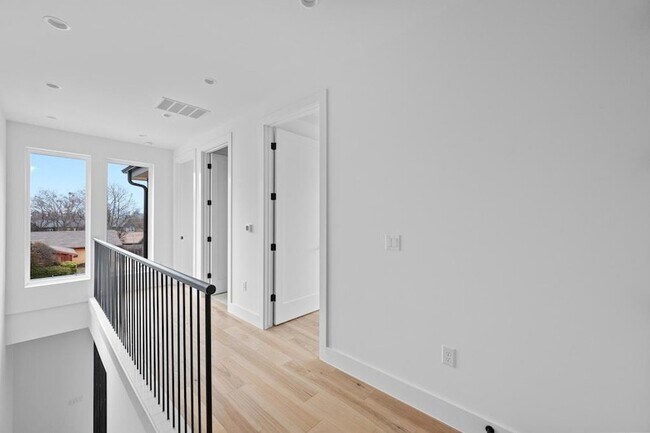 Building Photo - 1409 Valleyridge Dr