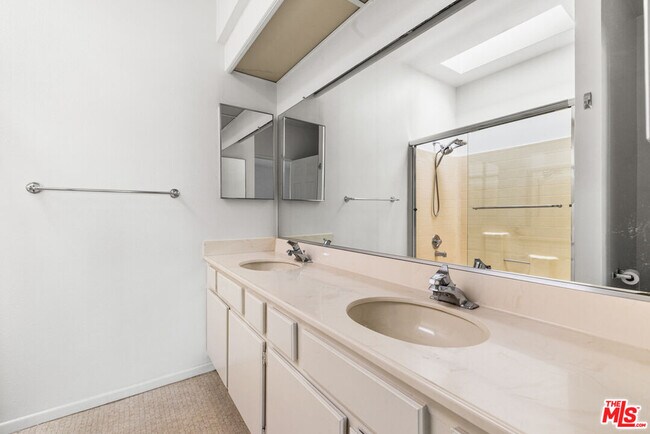 Building Photo - 12621 Washington Pl