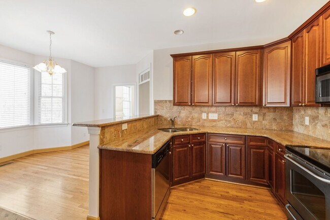 Building Photo - Exceptional 5-Bedroom Residence in the Hea...