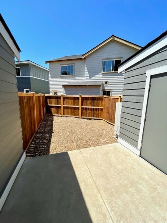 Building Photo - Jennifer Triplex - 61525-JENN-00