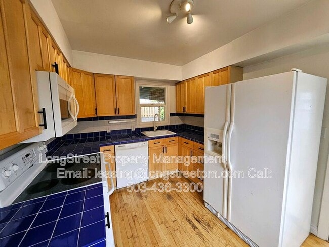 Building Photo - 2205 N Willamette Blvd