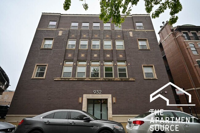 Building Photo - 932 W Dakin St