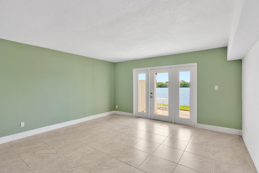 Building Photo - 3743 Pompano Dr SE