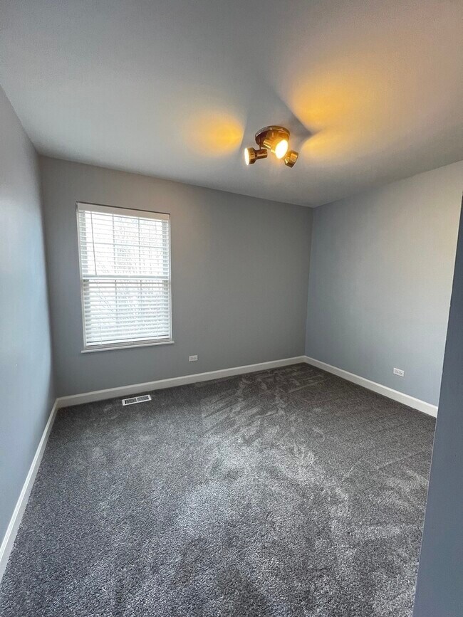 Building Photo - 404 Lauren Ln