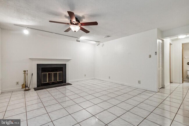 Building Photo - 15023 Oak Crest Ct