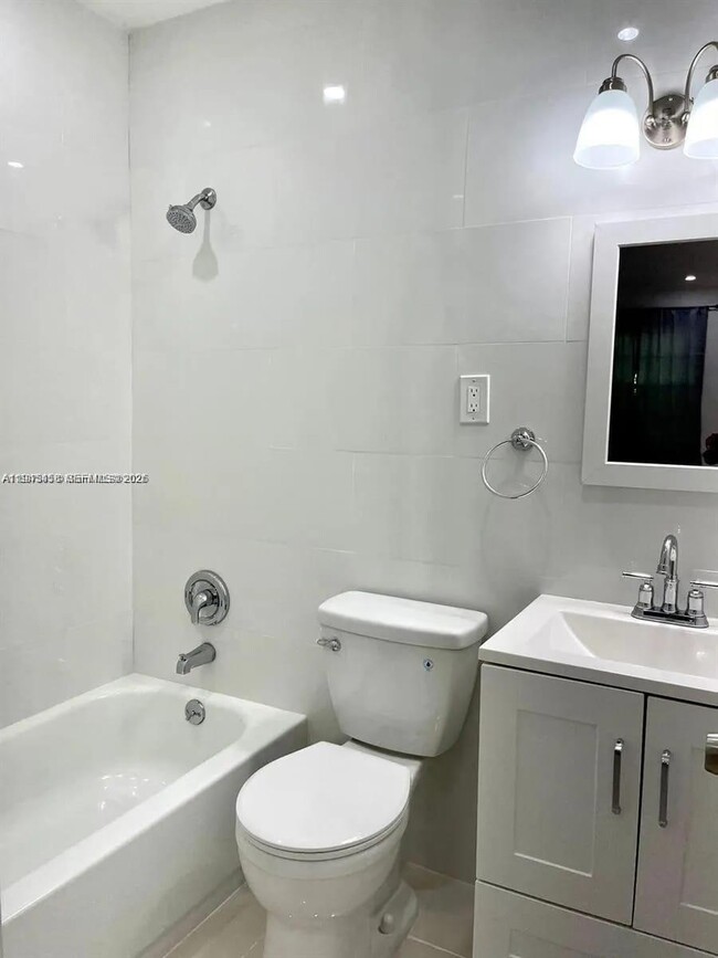 Building Photo - 725 NE 126th St