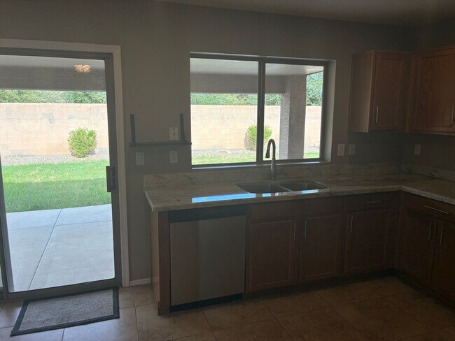 Building Photo - **BEAUTIFUL 3BEDROOM/2BATHROOM HOME LOCATE...