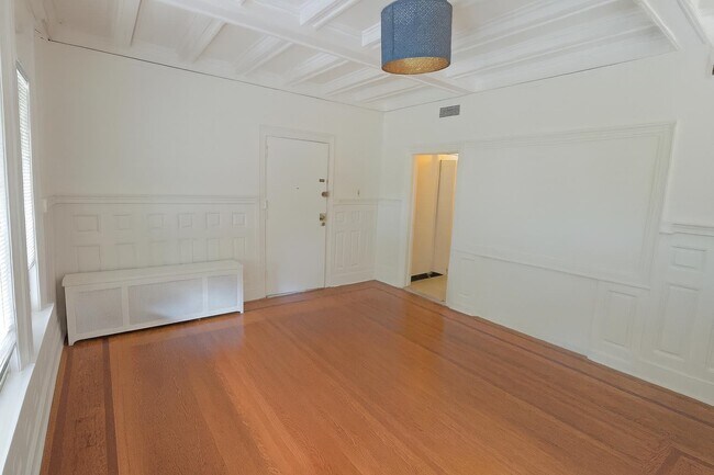 Building Photo - 44 Gifford Ave