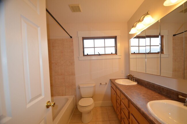 Building Photo - Oak Street Duplex