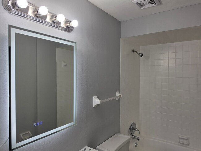 Building Photo - 2526 S Oak Ave