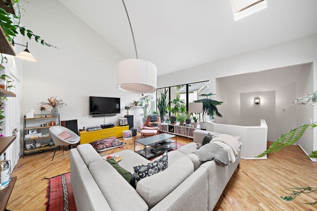 Building Photo - 3018 Baldwin St