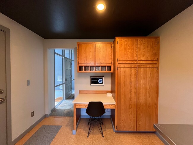Building Photo - Midcentury modern 4-bedroom, 3-bathroom ho...