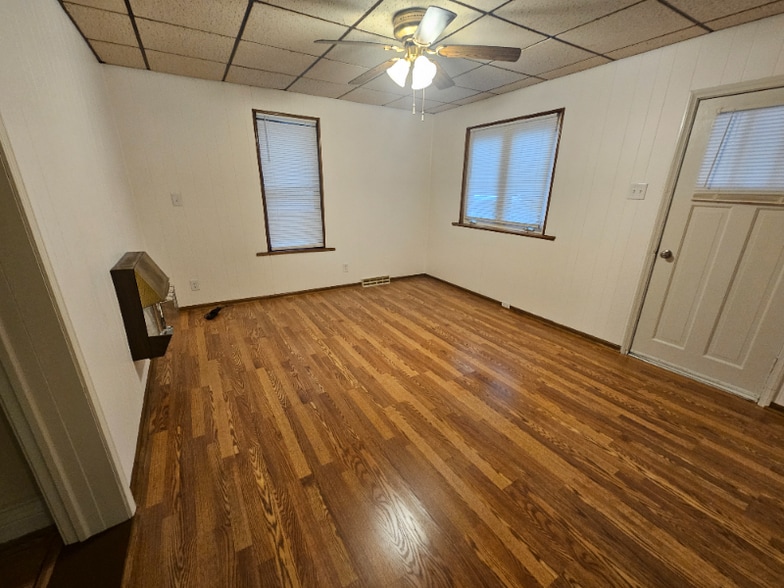 Building Photo - 1046 W 1st St