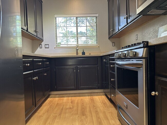 Building Photo - Beautiful East Petaluma 3 Bedroom, 2.5 Bath Home