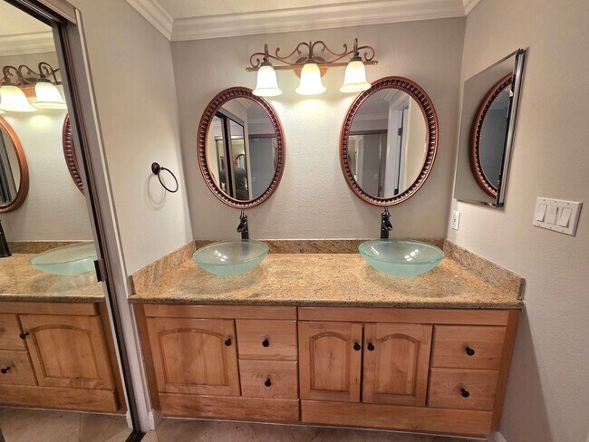 Building Photo - Spacious 3 bedroom 2 bath townhome for rent in Crow Canyon Country Club