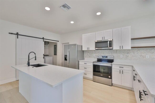 Building Photo - 829 18th St S