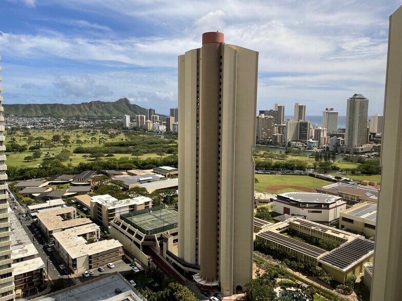 Building Photo - 2499 Kapiolani Blvd