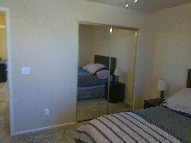 Building Photo - Seasonal  available Sept 1, 2025 to April 30,2026