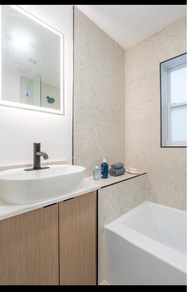 Building Photo - 770 NE 34th Ct