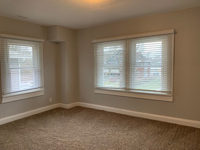 Building Photo - Nice Duplex off 38th & Carrollton