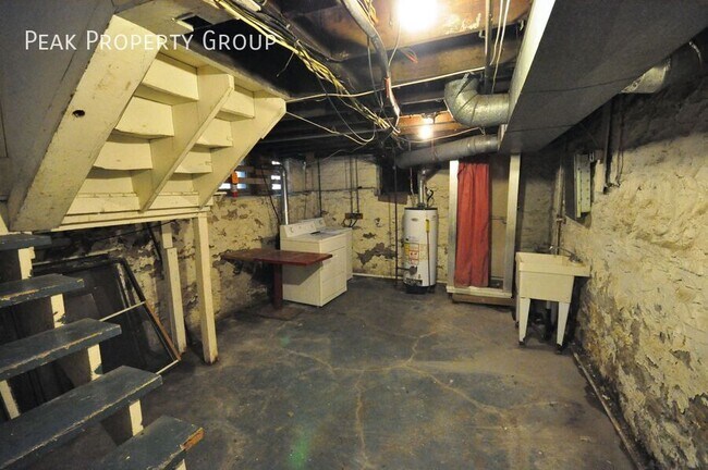 Building Photo - 2074-2078-2078 Summit St