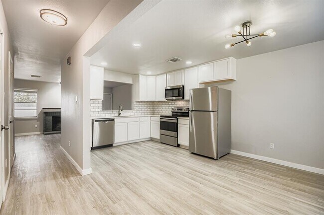 Building Photo - 1827 River Crossing Cir