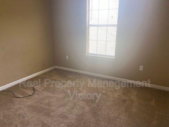 Building Photo - 1336 Royalty Dr