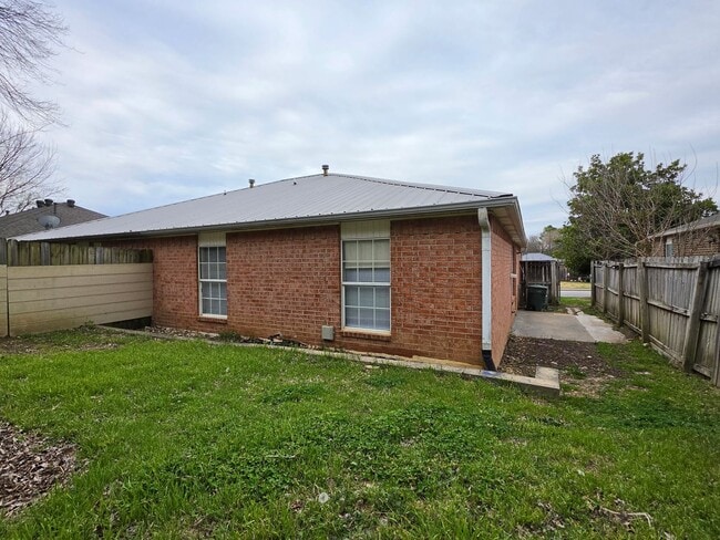 Building Photo - 1462-1462 N Dawn Dr