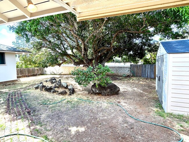 Building Photo - Lower Waialae Iki home w/3 Bdrm., 2 bath, ...