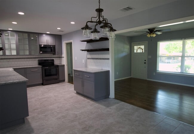 Building Photo - 231 Addax Dr