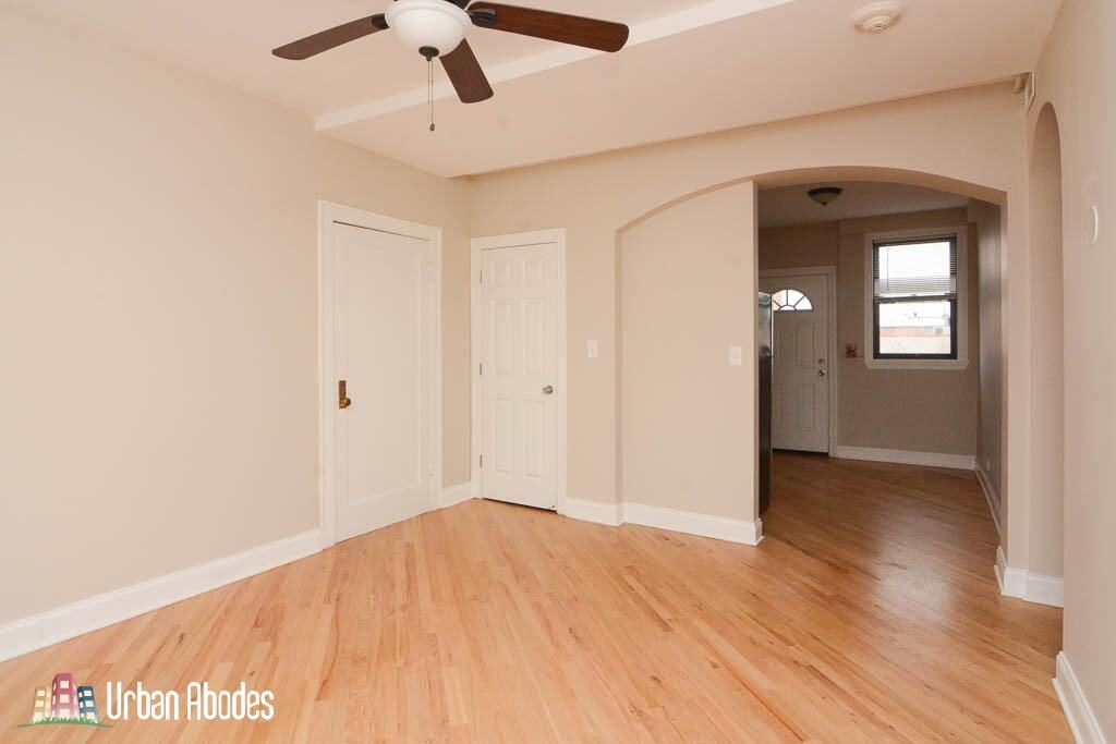 Building Photo - 922 N Green Bay Rd