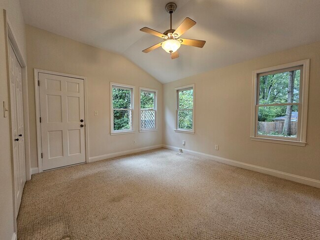 Building Photo - 492 Hemlock Dr