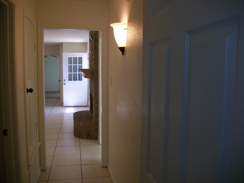 Building Photo - 715 N Pecan St
