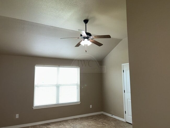 Building Photo - 504 Sladecek Dr