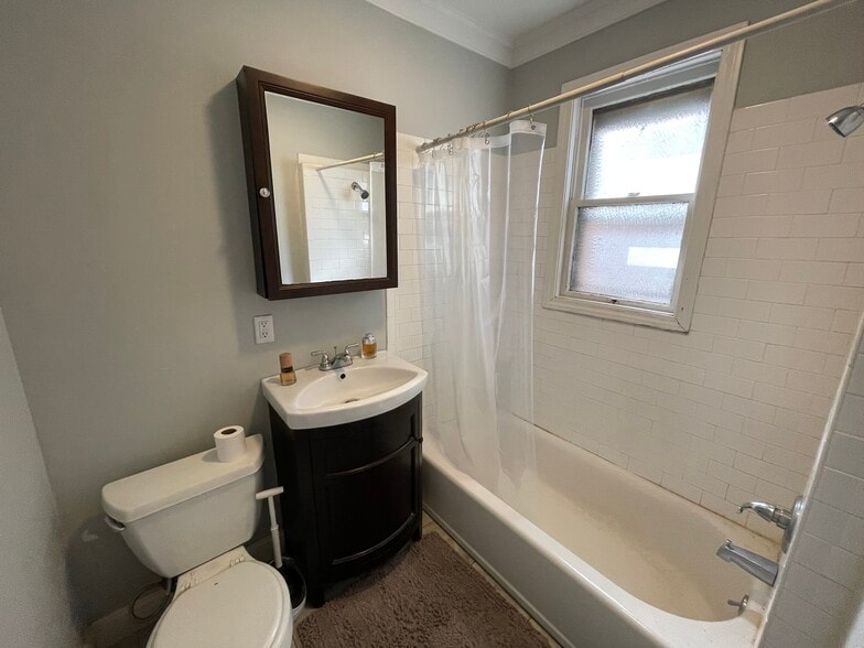 Building Photo - 35 William St