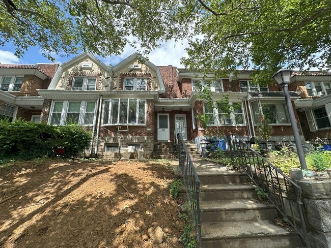 Building Photo - 3225 Fanshawe St