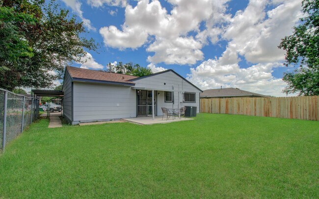 Building Photo - 11018 Long Gate Dr