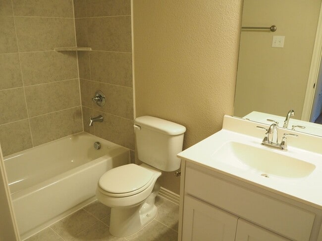 Building Photo - Like NEW 3 Bed 3 Bath Townhouse in Denton