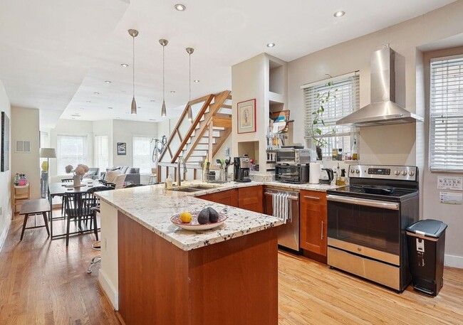 Building Photo - Modern 3BR/3BA Condo with Outdoor Space & ...