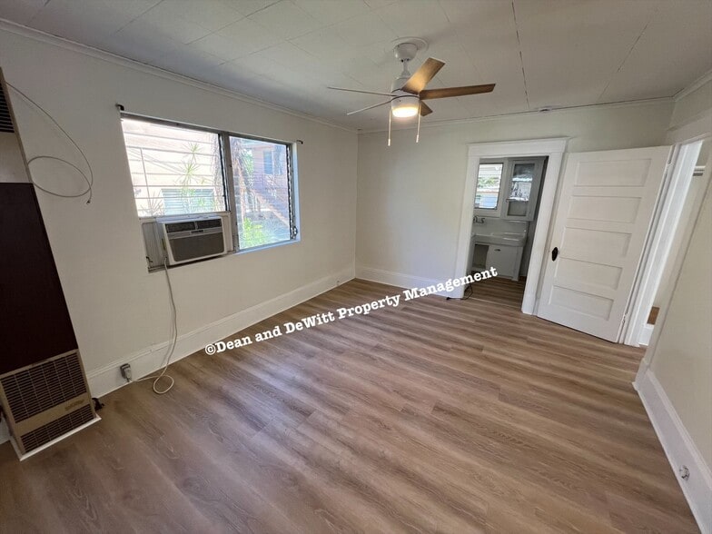 Building Photo - 2 Bed/1 Bath - Unit 1