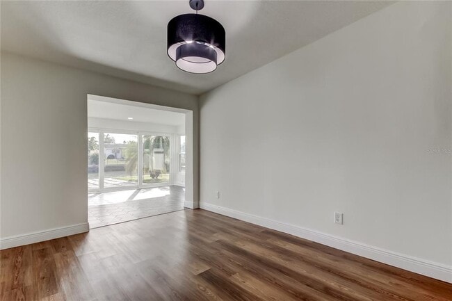 Building Photo - 8722 Elmwood Ln