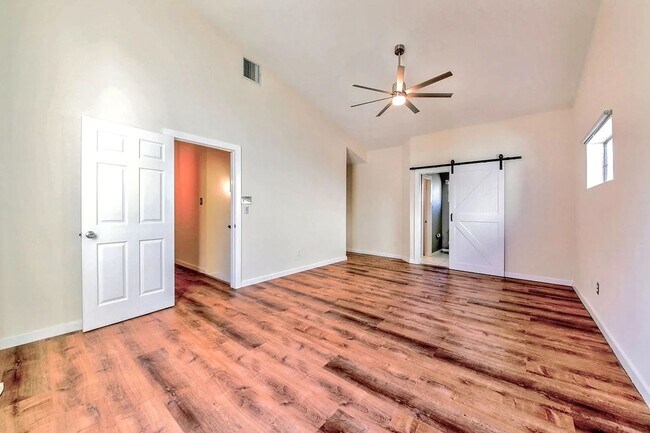 Building Photo - Stylish Two Story Townhome in the Cedars District of Dallas