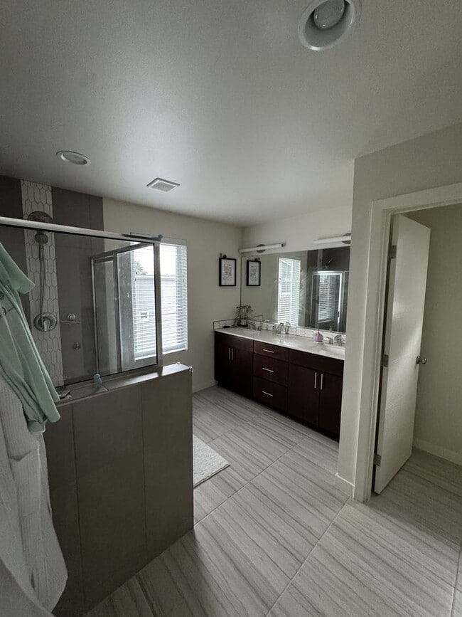 Building Photo - Warm, Welcoming 5BR Home Near Alderwood Mall
