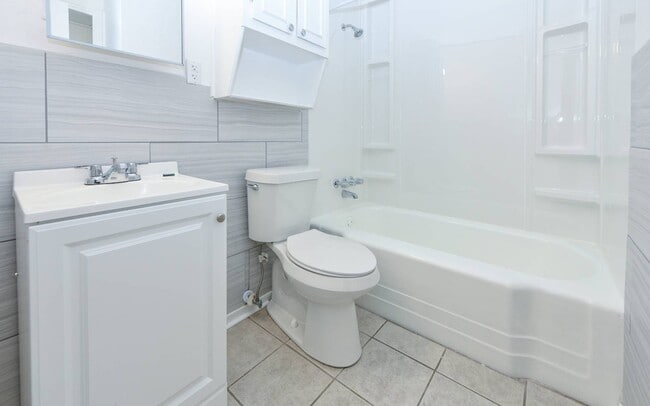 Building Photo - 903 W Kern Rd