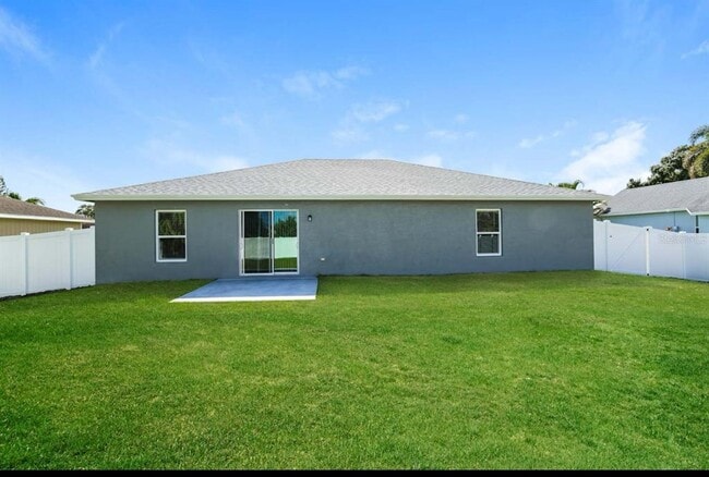 Building Photo - 691 SW Hillsboro Cir